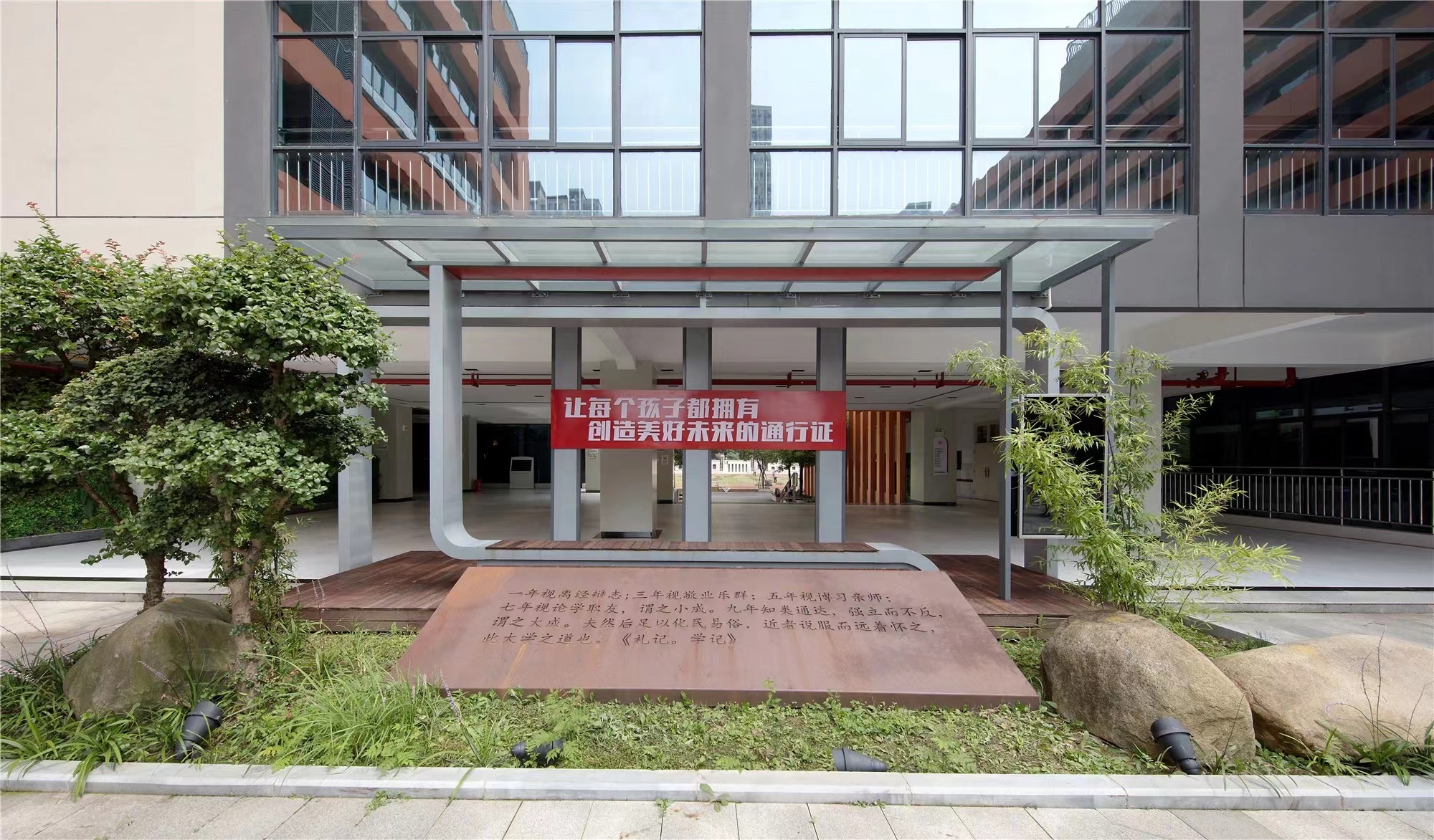 【學(xué)校案例】今泰裝飾在武漢市先后完成了與紅領(lǐng)巾學(xué)校6個(gè)校區(qū)的項(xiàng)目交付！(圖1)